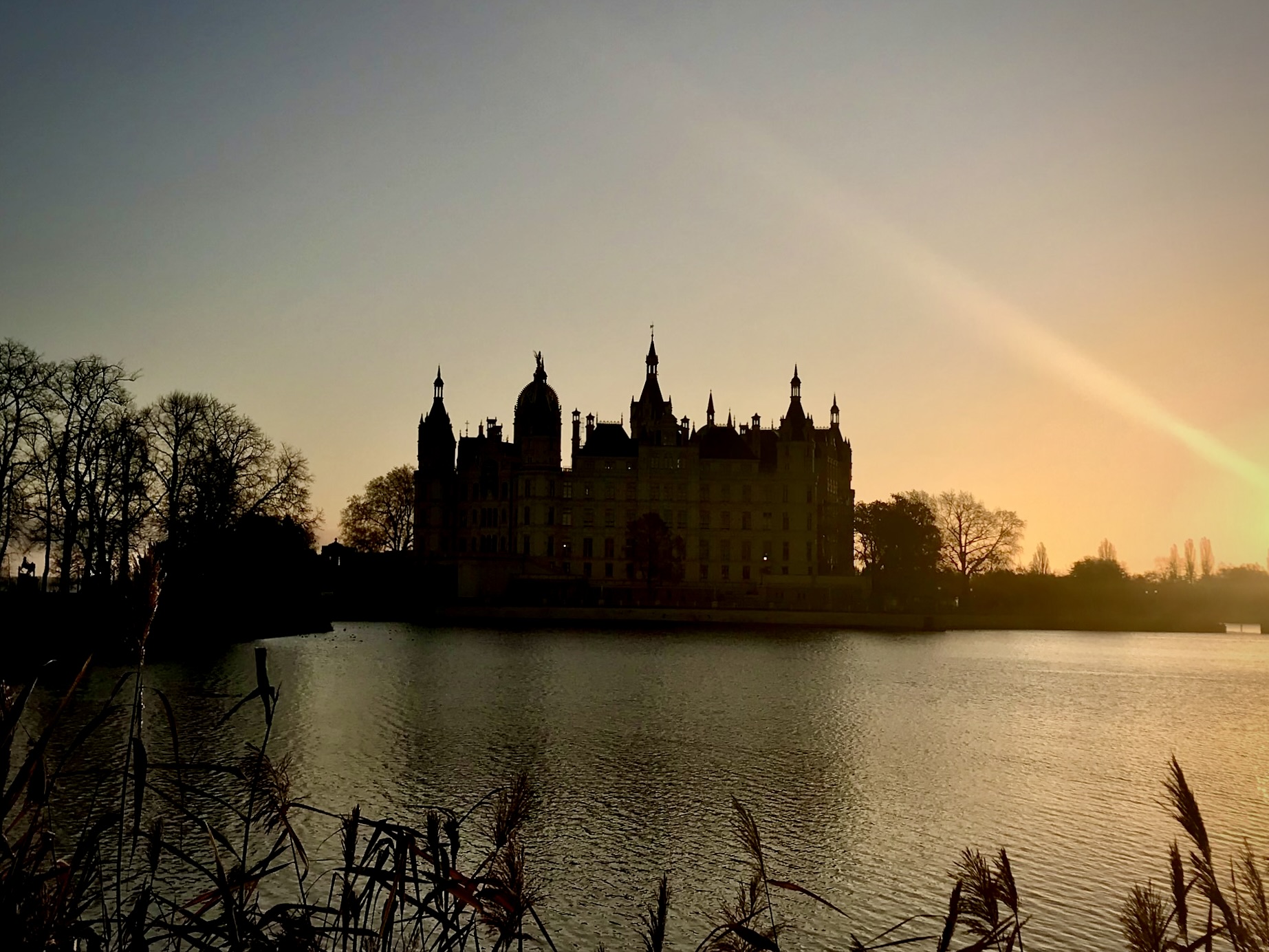 Schloss Schwerin in der Abendsonne, vom Burgsee aus gesehen